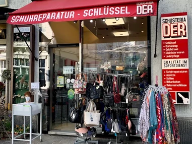 Schlüsseldienst: https://lh3.googleusercontent.com/p/AF1QipMS11YiT2KcWH-Vuau6HxA2HfP5sqCPrtPJtnXp=s680-w680-h511  - Schuh- u Schlüsselservice - Phillip Der