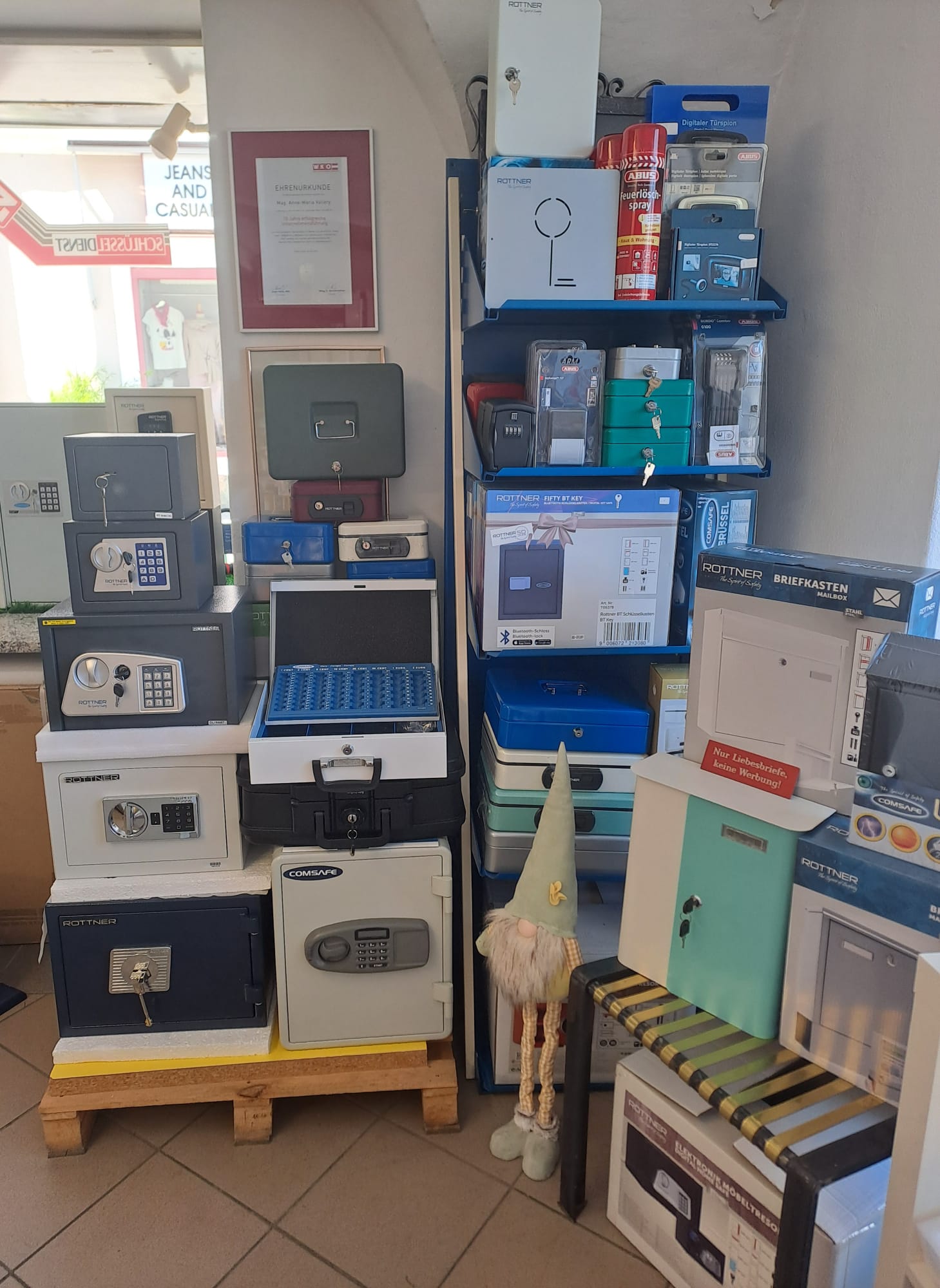 Schlüsseldienst-Anbieter - Einbruch Soforthilfe - Tresore, Handkassetten, Briefkästen - Schlüssel Manufaktur Mag. Anne Vallery