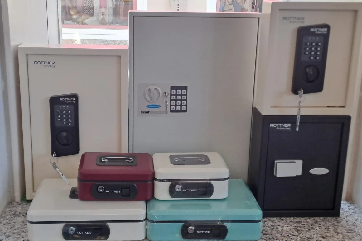 Schlüsseldienst: Schlüsseltresore und Handkasetten - Schlüssel Manufaktur Mag. Anne Vallery