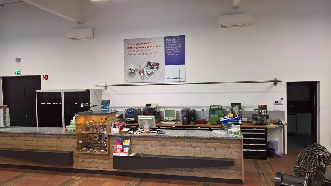 Schlüsseldienst-Anbieter - Art des Schlüsseldienstes: Geschäftslokal ohne mobilen Dienst - https://lh3.googleusercontent.com/p/AF1QipMb0C9HnZCTHAwCv0qKfDqSHfyUqKRPhD9SF9xp=s294-w294-h220-n-k-no - Landsteiner Sicherheitsfachgeschäft